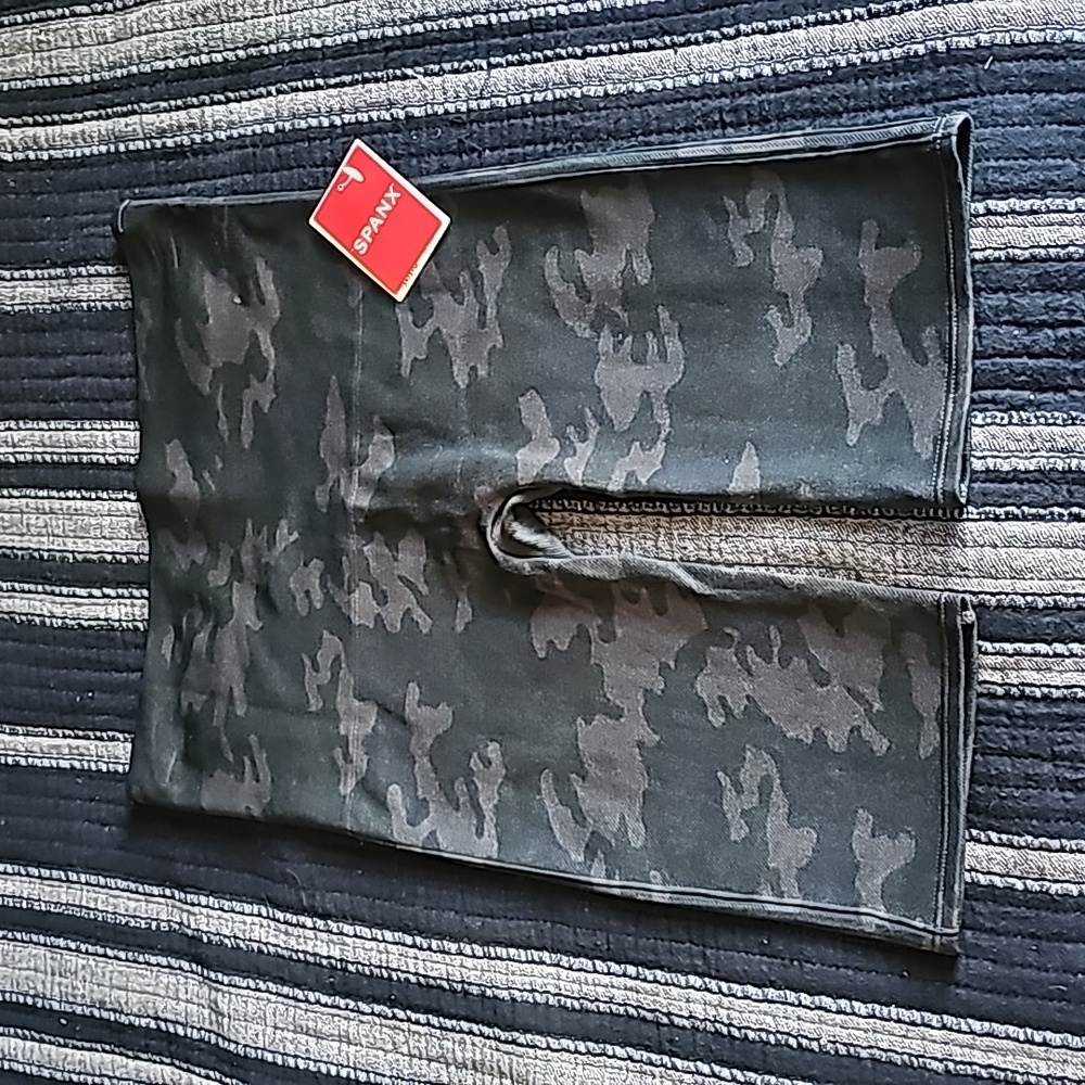 NWT Spanx look at me now bike shorts in block camo,size M.